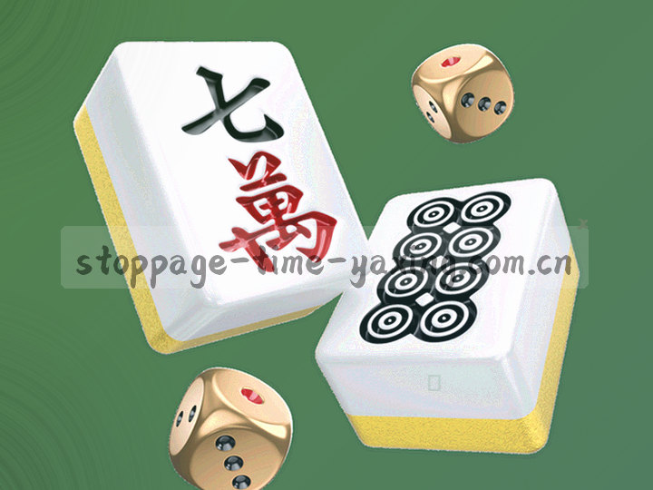 夜间球场入口通道与灯光指引的局部，秩序感与冷静色调